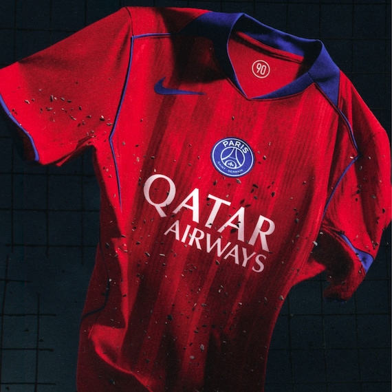 Célébrer l’héritage. Nourrir le présent. Inspirer le futur. Inspiré de l’univers graphique Total 90, qui a marqué le début des années 2000, ce nouveau maillot en propose une réinterprétation contemporaine. Avec sa palette tranchée, ses lignes affirmées et sa coupe modernisée, cette création fait dialoguer les codes du passé avec les ambitions du présent.
