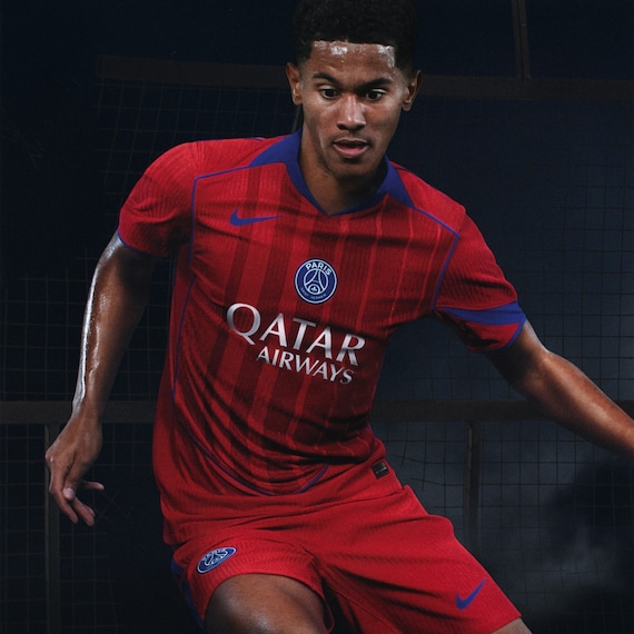 Maillot Third 2025-26. Longtemps réclamé par les fans, le rouge revient en force sur un maillot du Paris Saint-Germain. Inspiré du mythique T90, il en reprend les lignes de coupe légendaires et le rouge vif emblématique, réinventés pour 2025-2026.